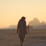 Spaziergang am Strand von Venedig im Sonnenuntergang